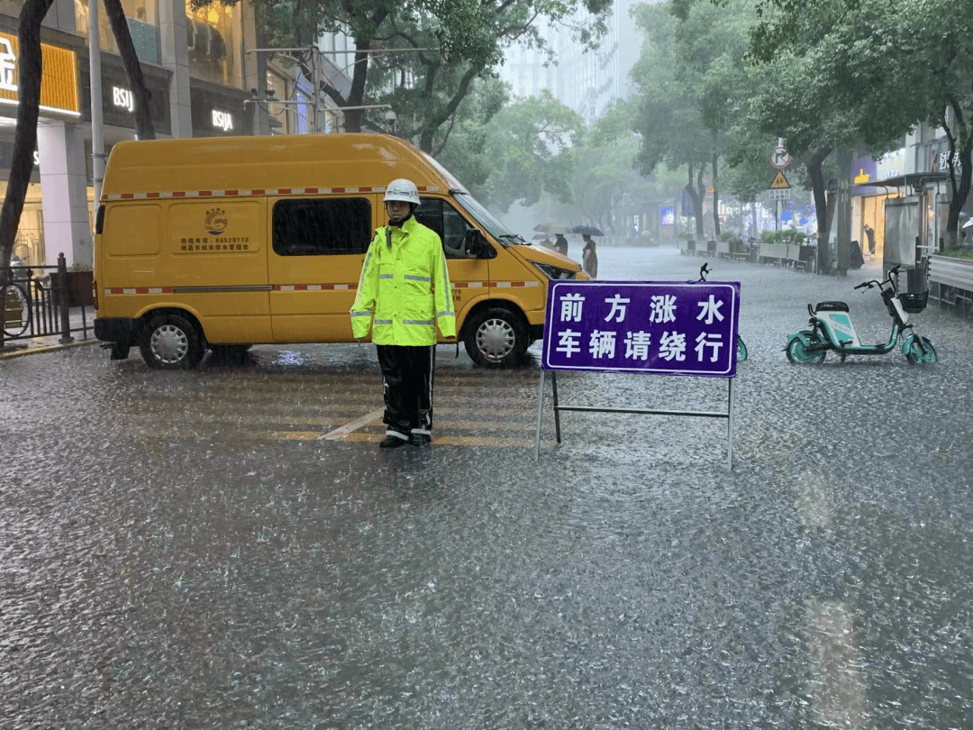 全城行动暴雨中的一幕幕有你们在很安心