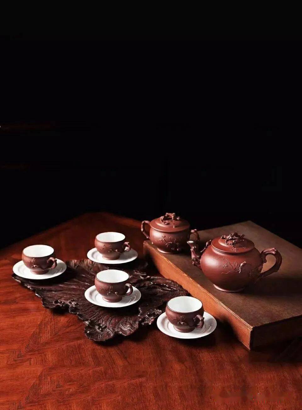 文人和制壶工匠共同创作,在壶上镌刻书画之风盛行,增加了紫砂壶的文化