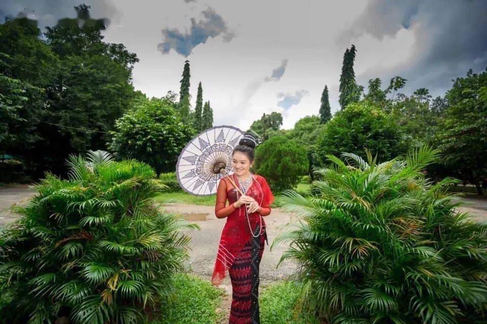 各国美女来争艳,看得人眼花缭乱_筒裙_服饰_纱笼