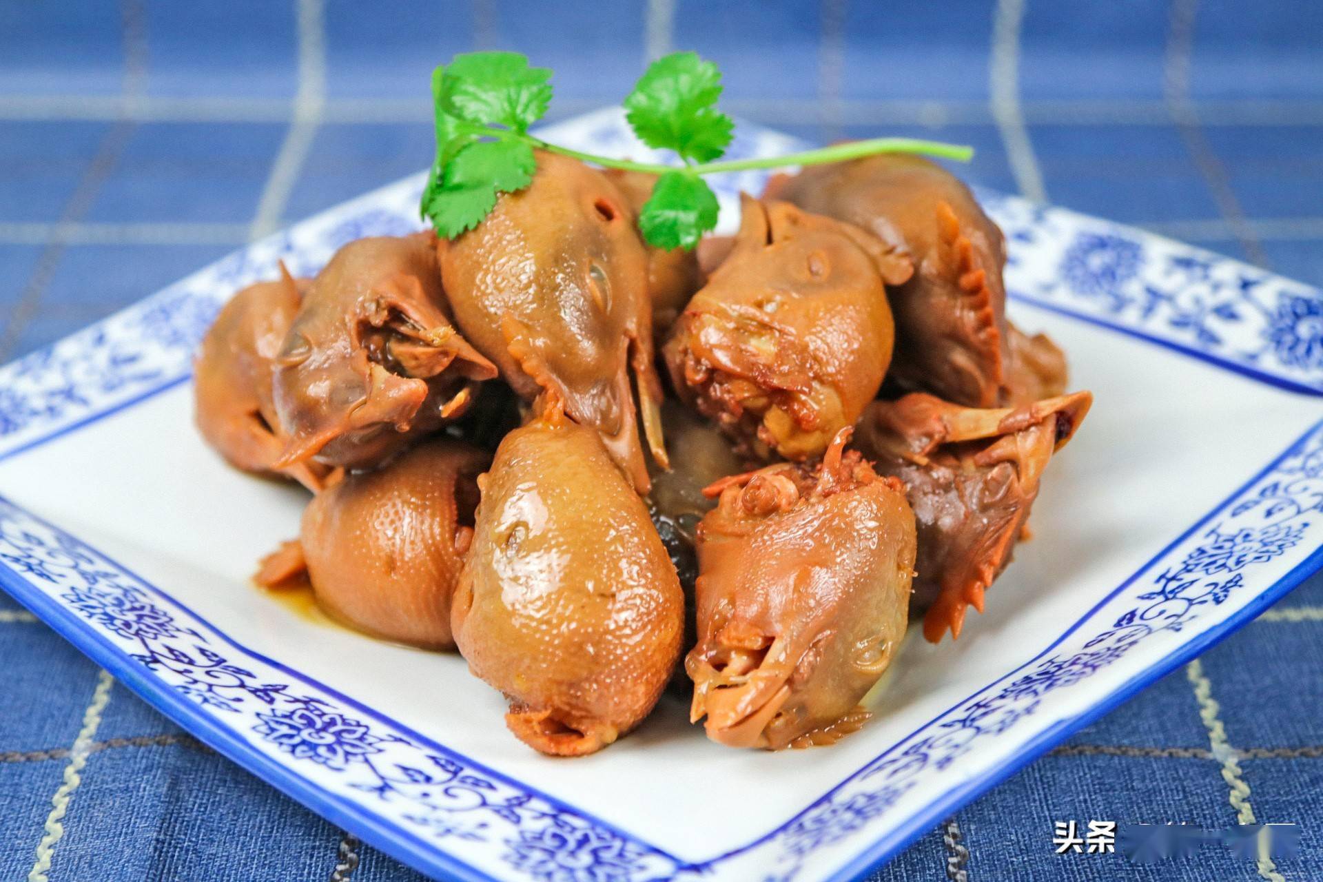卤鸡头也是常见的卤菜之一,记得小时候,在很多卤肉摊上都能买到,家