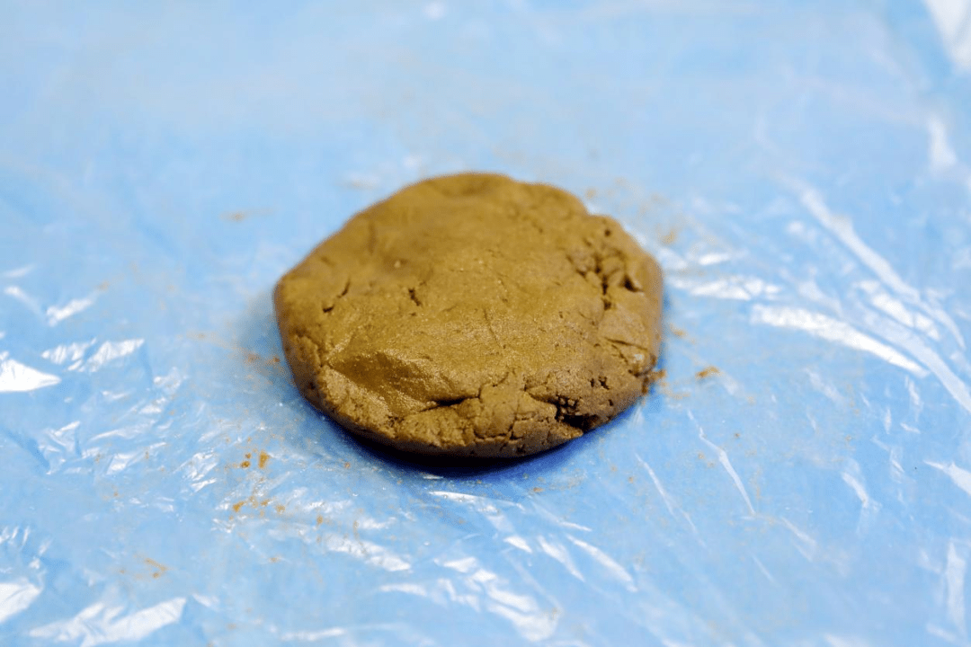 隔药饼灸:灸药结合,随证治疗隔药饼灸是在施用灸法时,将艾炷放置在