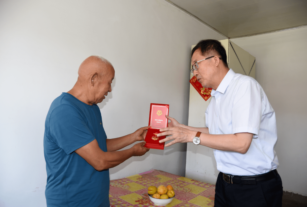 "七一"到来之际,6月30日,县委书记王崇虎开展走访慰问活动,看望部分