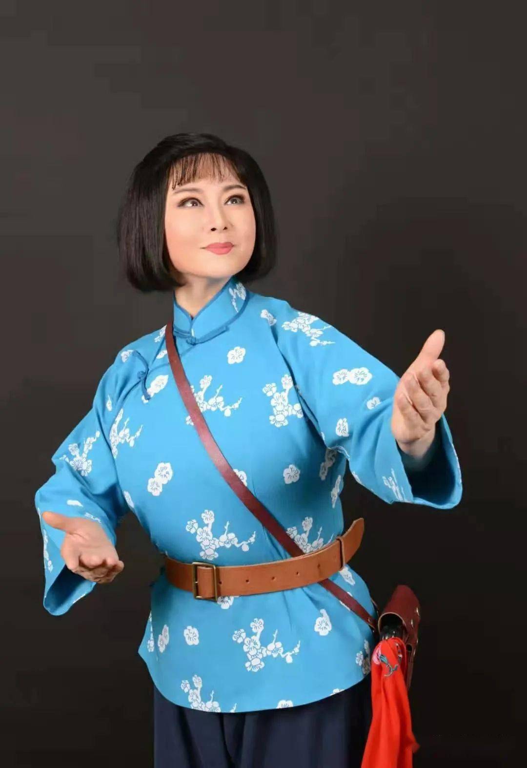 正值七一,"党的女儿"向你飞去.