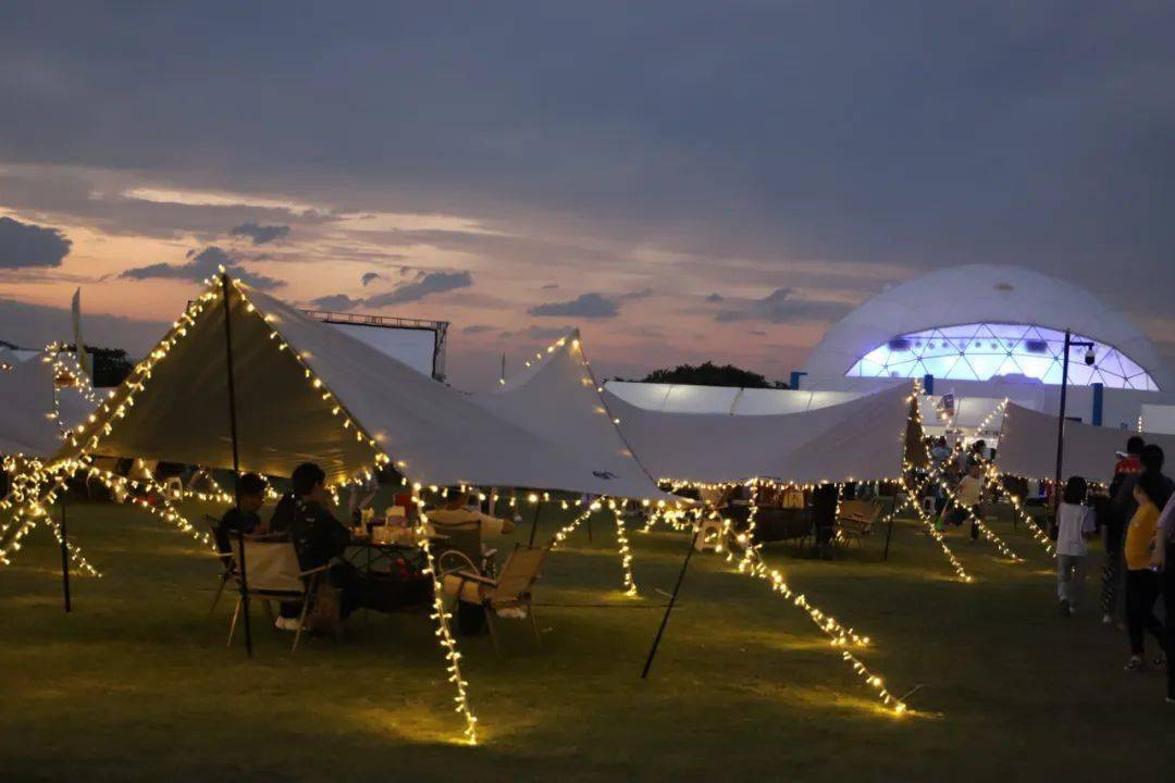 帐篷星星美食来星光夜市越夜越嗨