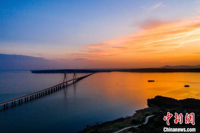 航拍江西鄱阳湖二桥壮美夏日晚霞景观