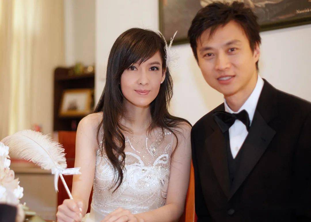 周慧敏罕晒老公58岁倪震打扮年轻似小伙结婚13年无子女仍恩爱