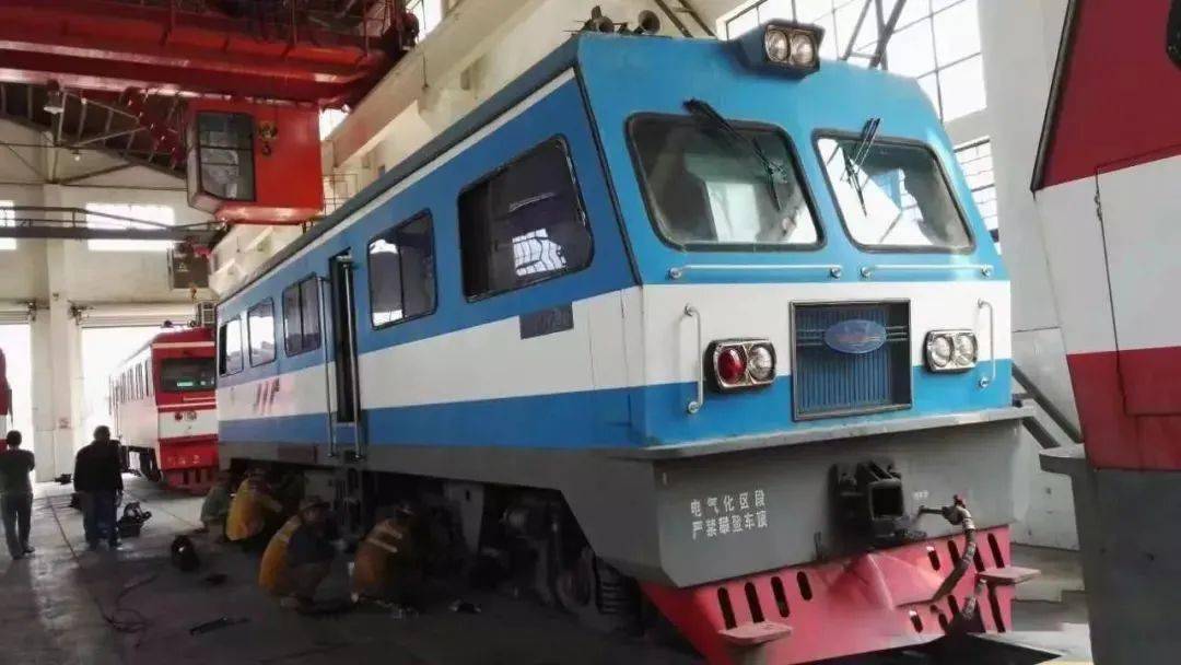 金鹰jy290型轨道车它的装机功率为268千瓦,最高运行速度为120公里