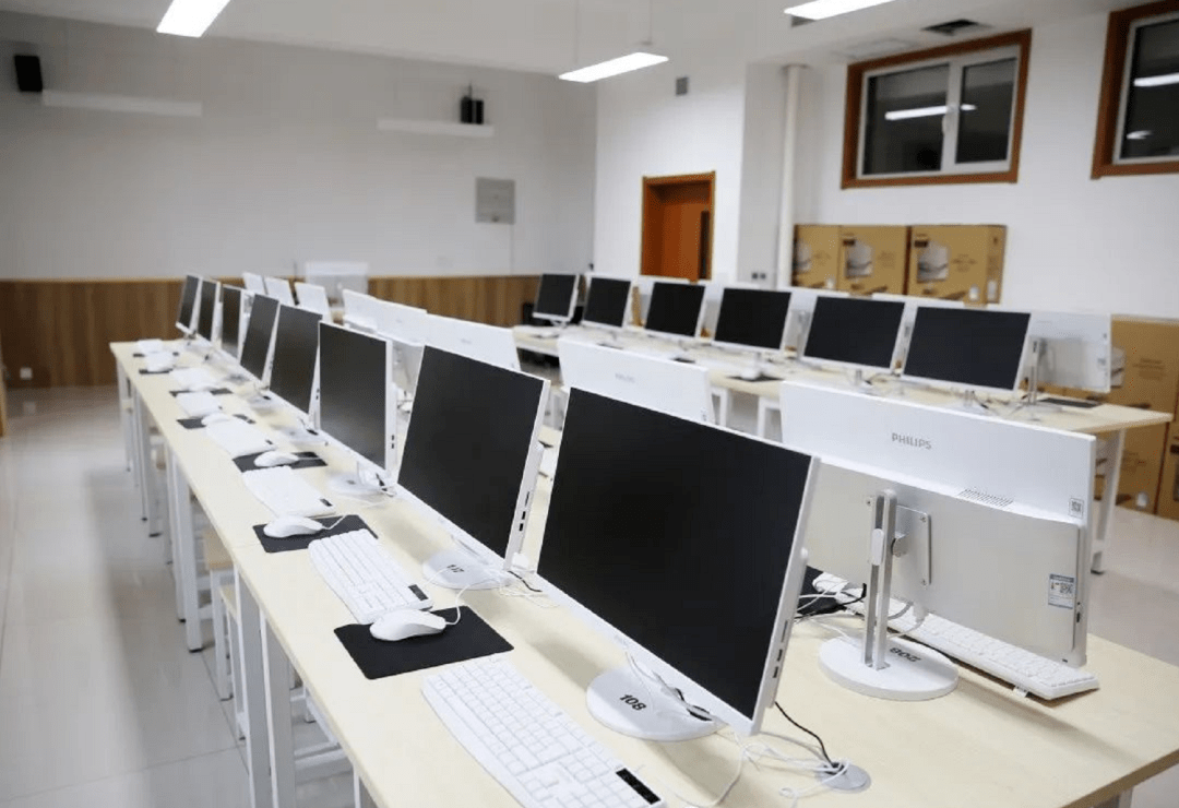 左右滑动查看更多学校环境学校环境奠中学校是姚奠中先生之女姚力芸