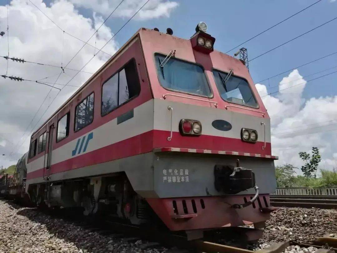 铁路上跑的这种车,只有铁路人能乘坐_轨道车_公里/小时_施工人员