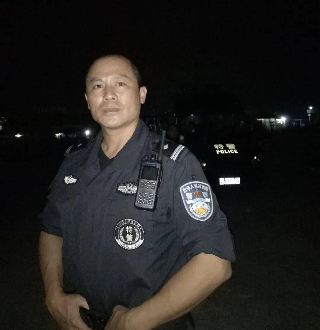 7月2日17点10分,潮州市公安局特警支队动中备勤和红袖章巡逻人员