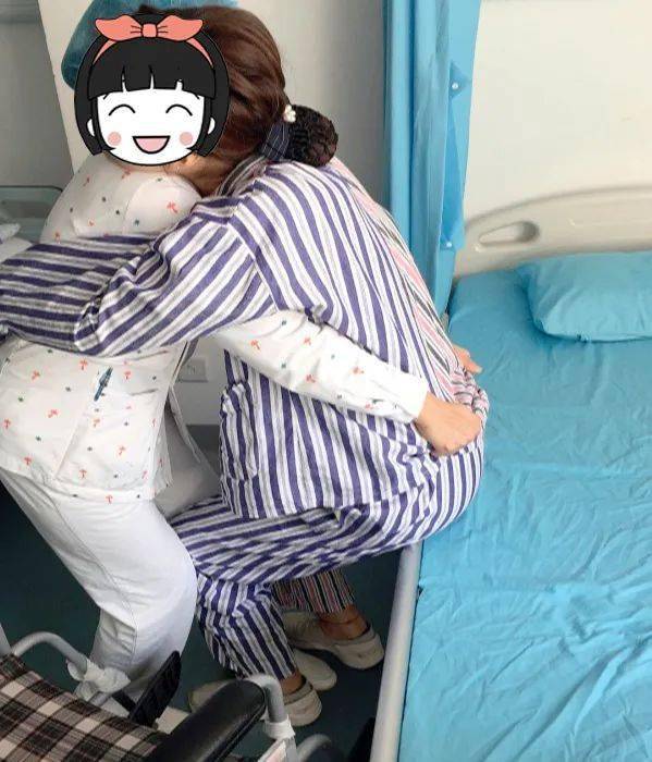 被动床椅转移:①轮椅斜置床边30°~45°.