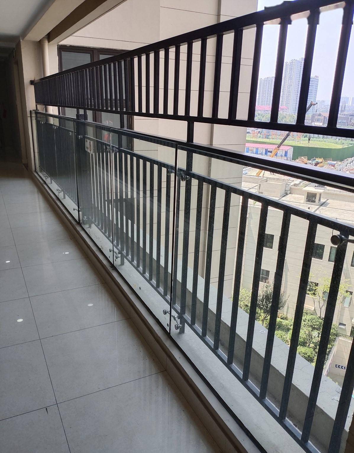 买了两梯四户,中间连廊想封起来,物业:你一封,邻居们都跟着封_业主