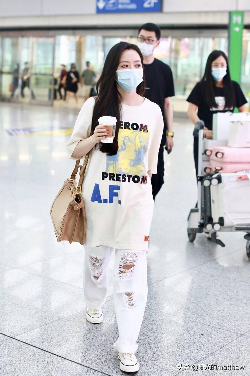 街拍张靓颖印花t恤白色破洞牛仔裤帆布鞋简约时尚