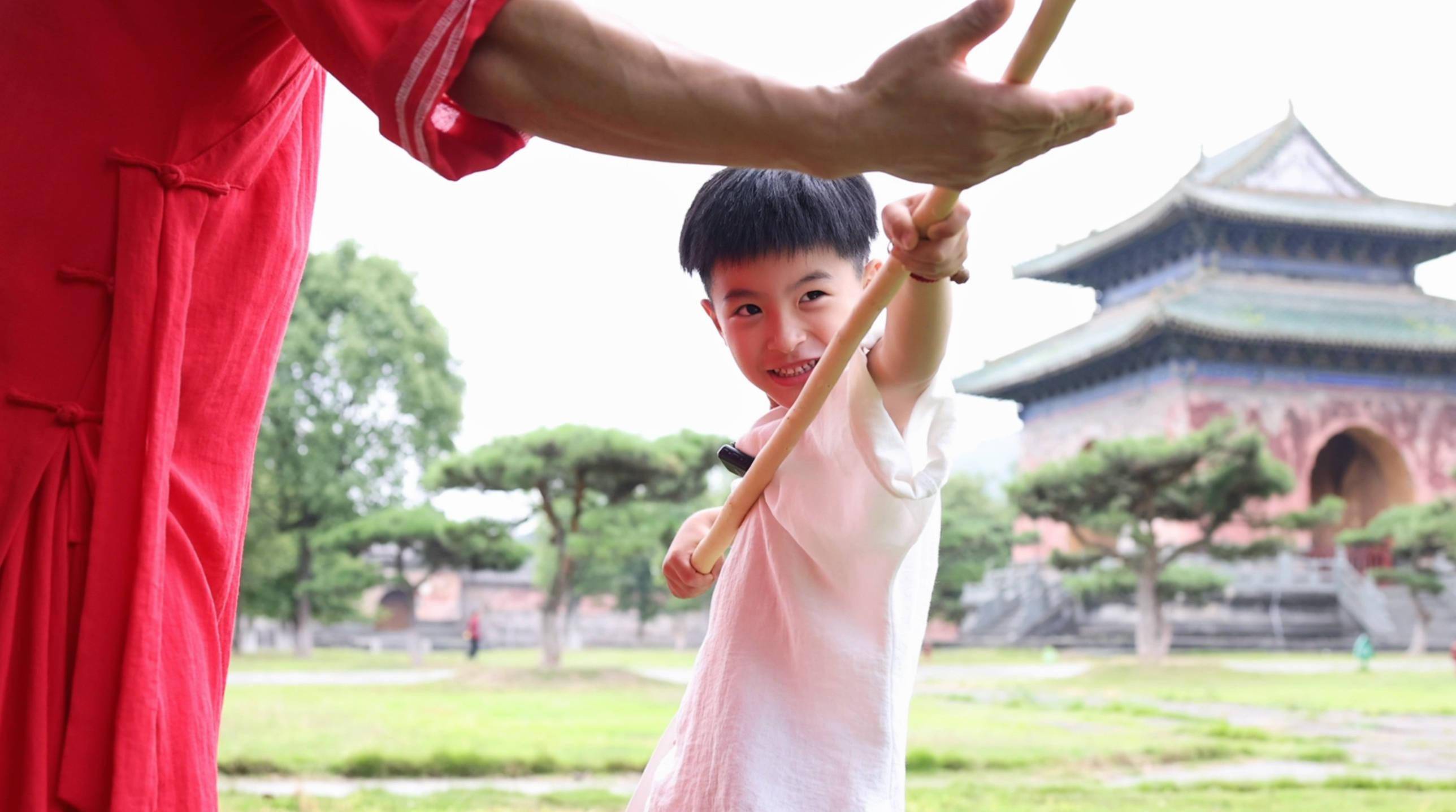 七月朵朵白雲下夏荷美麗動人,相約武當,相約武當凌雲夏令營_生活_花兒