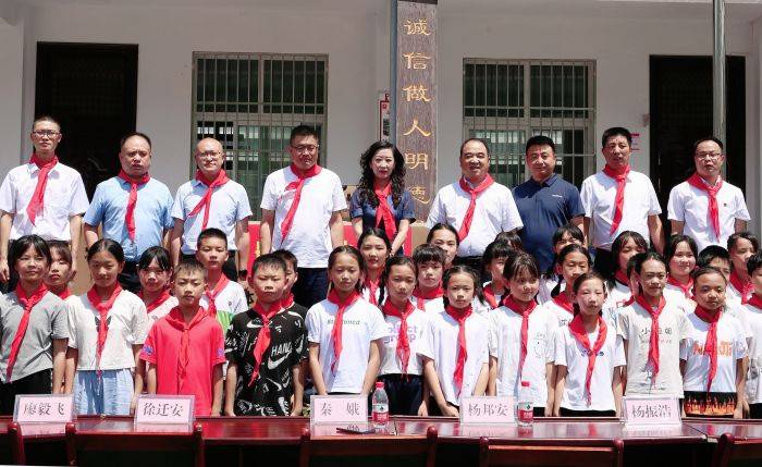 航空工业为汉中市西乡县骆家坝镇九年制学校捐赠教学多媒体_秦娥_关爱