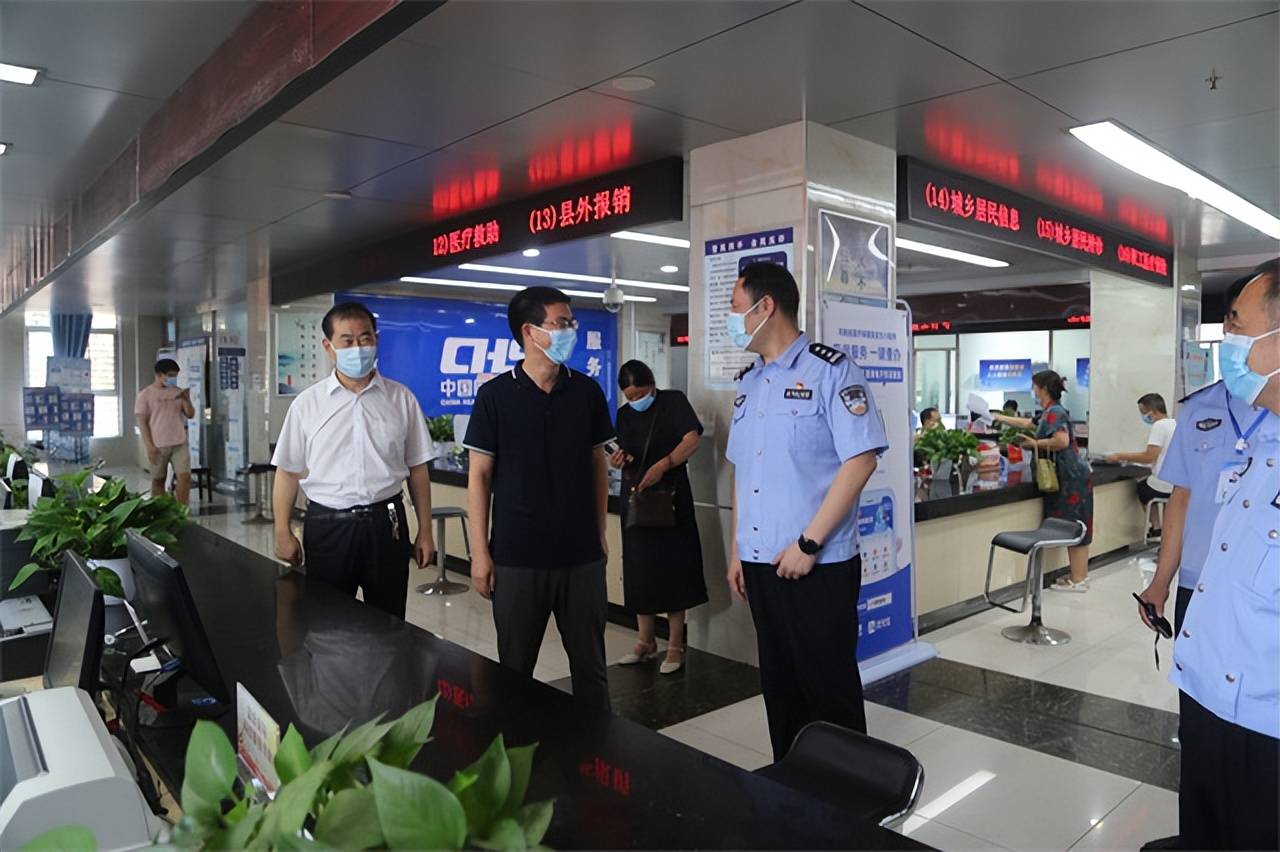 社旗县副县长杜鑫深入政务服务大厅公安窗口开展走流程活动