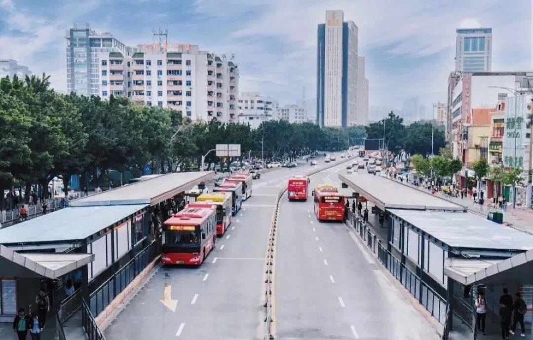 廣州brt體育中心與地鐵體育西路較近,地鐵體育中心在brt石牌橋和brt