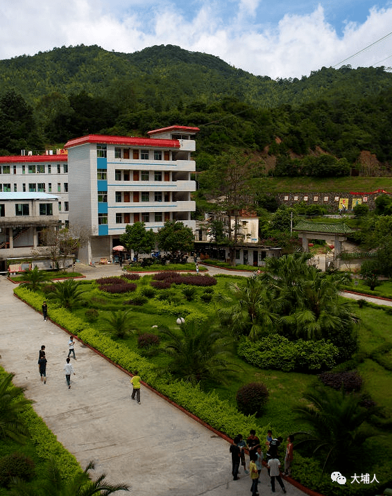 大埔县进光中学地处进光村,远离喧嚣闹市,蓝天白云,青山绿水,环境幽静