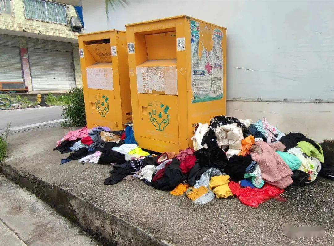 气愤粮所路一处旧衣箱被动手动脚现场衣物满地乱扔一团糟