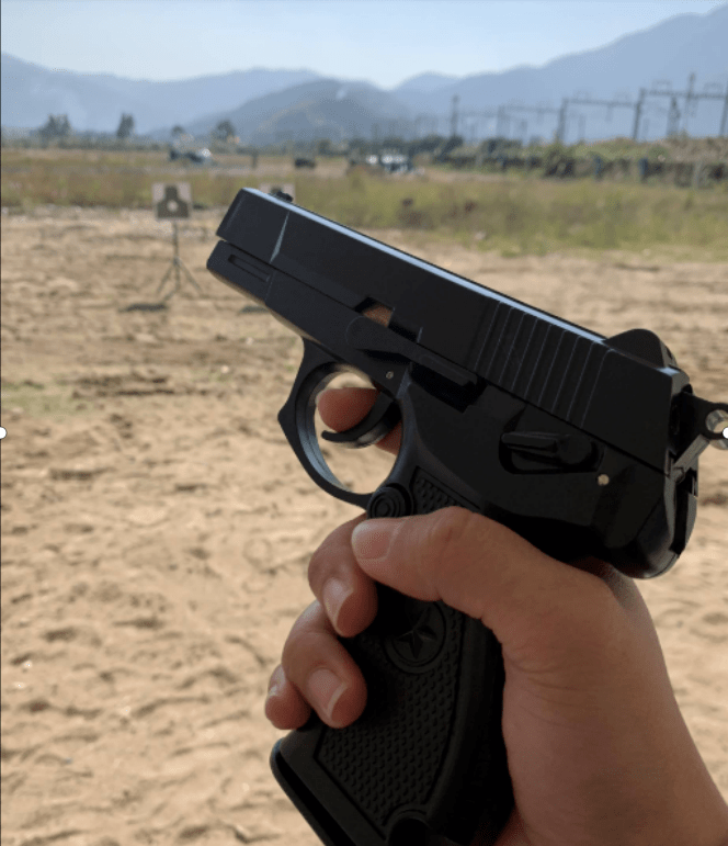 触摸过光滑的子弹,戴过厚实的