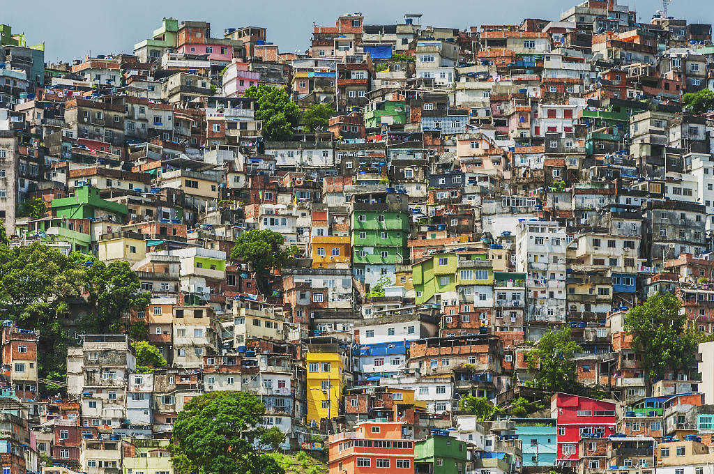 总台记者看世界丨巴西贫民窟踢出足球梦想