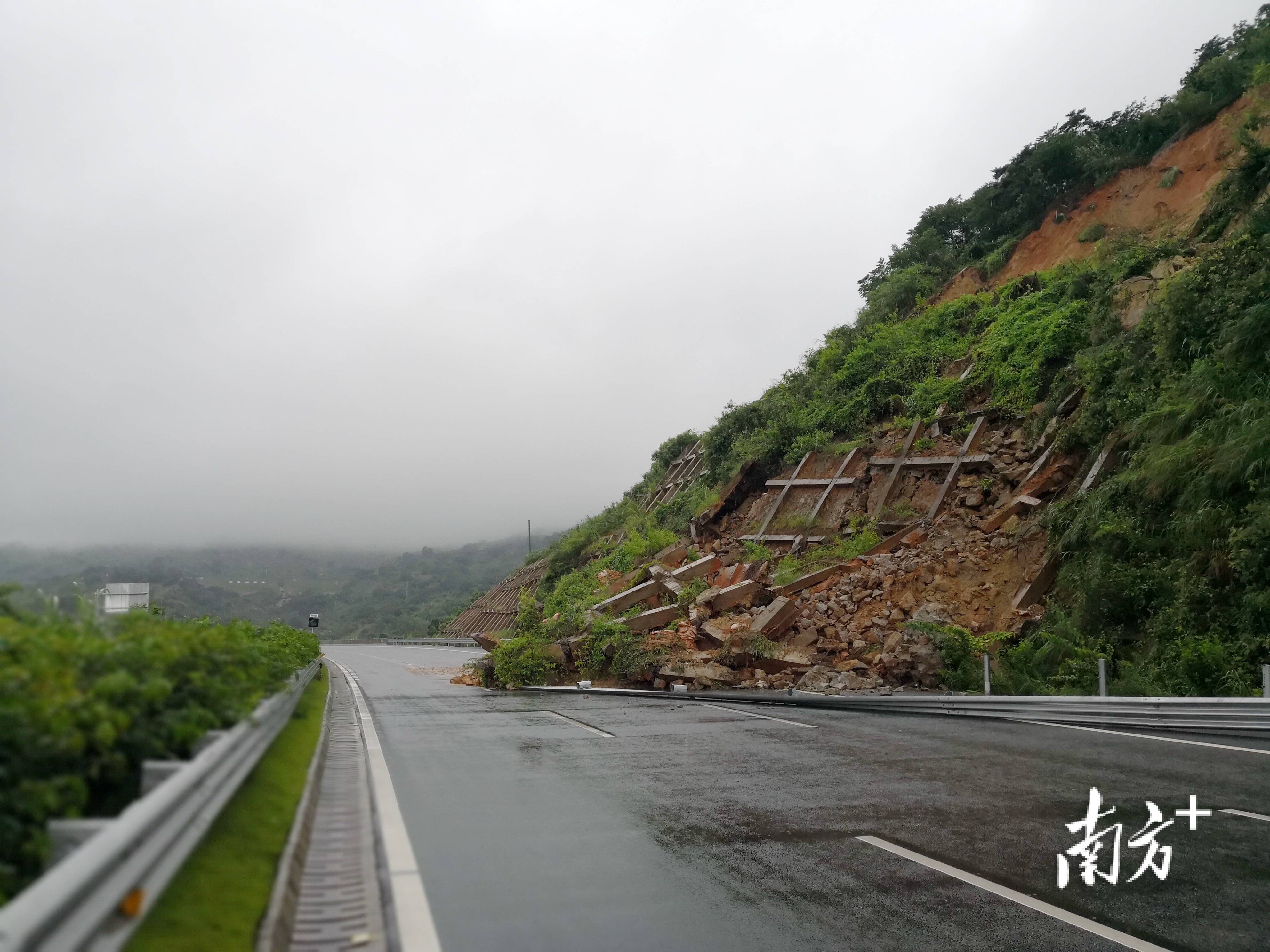今早汕湛高速铜盂路段发生山体滑坡,往广州方向车辆需绕行和平收费站