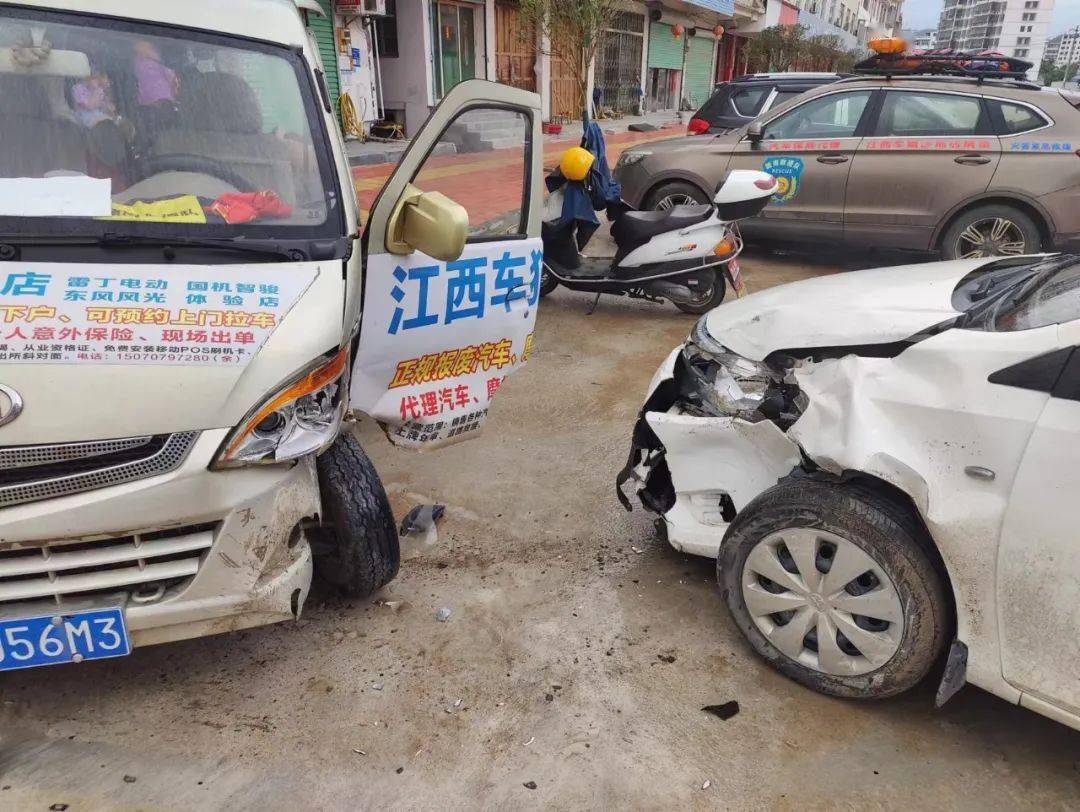 因雨天路滑，赣县江口两货车相撞！搜狐汽车搜狐网 4448