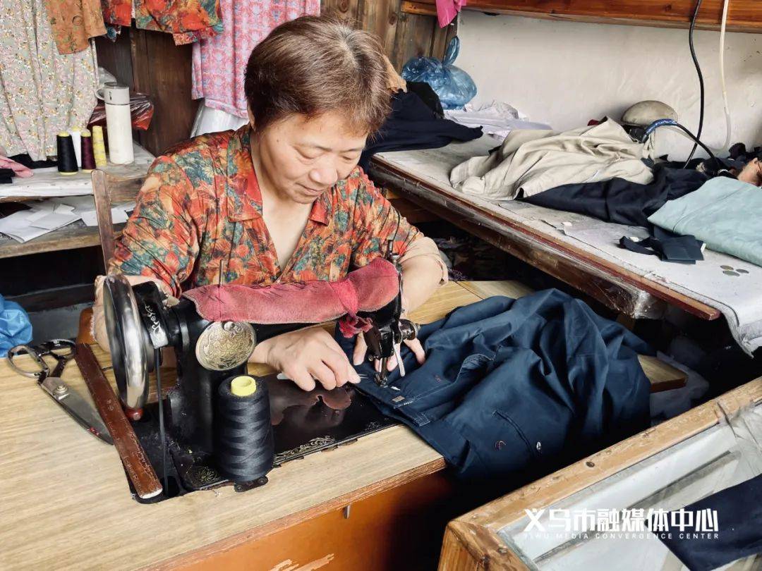 一台缝纫机用了46年！义乌这位老板娘靠手艺收获一众粉丝
