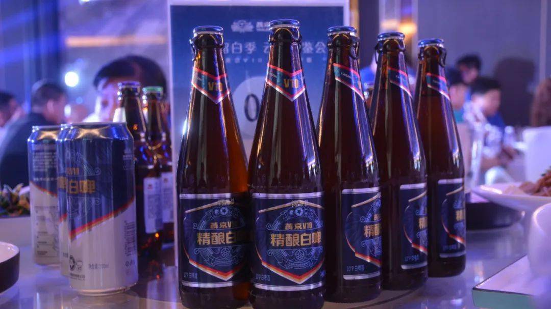 燕京v10承担着进一步焕新燕京品牌,引领品牌向上,拓展全新客群的使命.