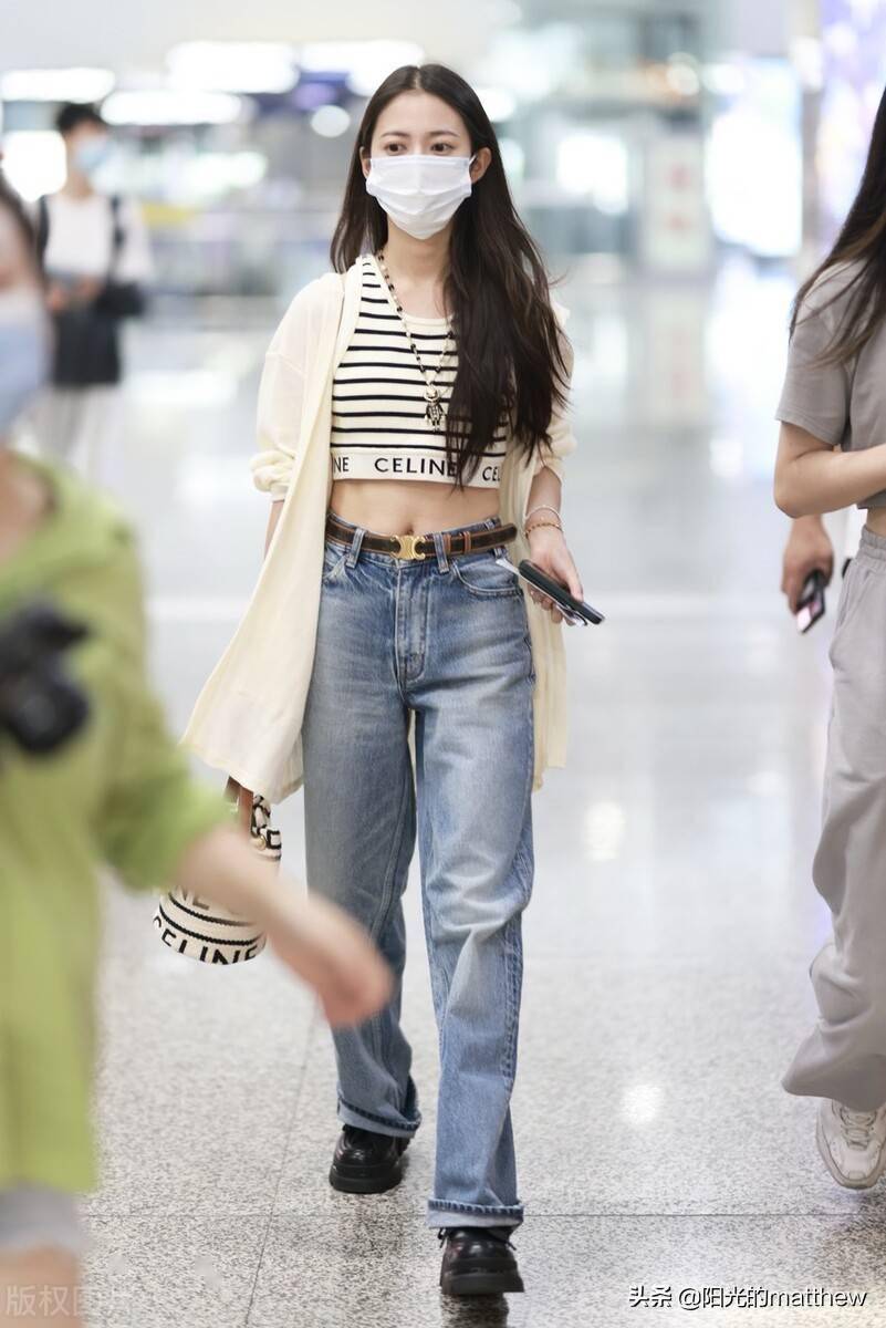 陈钰琪露脐上衣牛仔裤现身机场长发披肩气质好