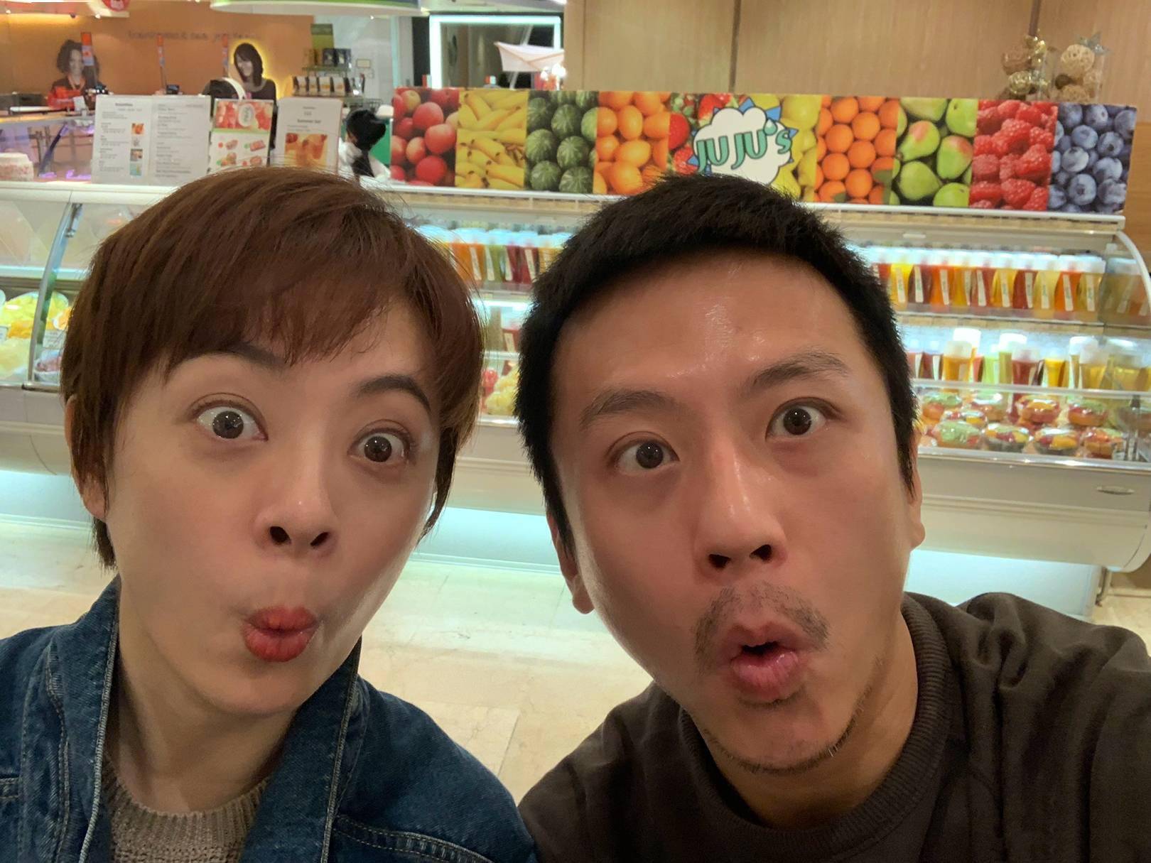 邓超夫妇拍戏被偶遇,穿着打扮朴实接地气