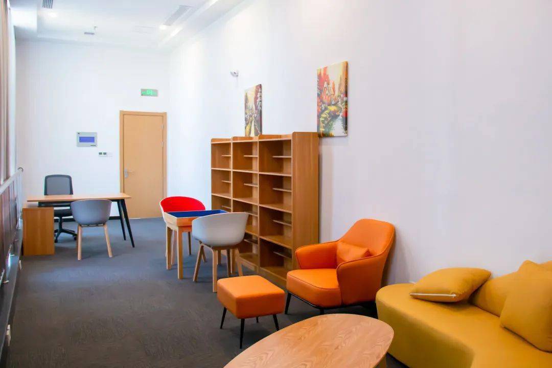 新址地处居民生活核心,周边有超市,商铺及村居,便于社工站工作的宣传