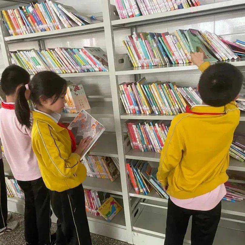 “与书为伴，与爱同行”书林二小西苑校区党团联合活动_书籍_董学鑫_王涵艺