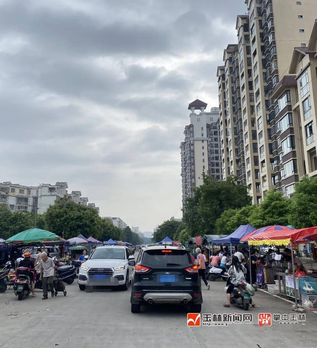 玉林这里多家摊位占道经营影响交通
