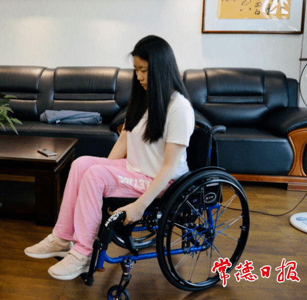 全国自强模范胡诗词为轮椅女孩李好献爱心