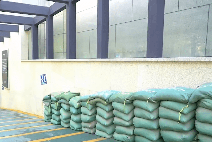 地下车库出入口等,配备挡水板,沙袋,挡水墙等防汛设施