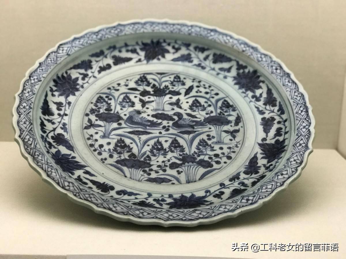 这种莲池小景是元代青花瓷器上常见的装饰题材.