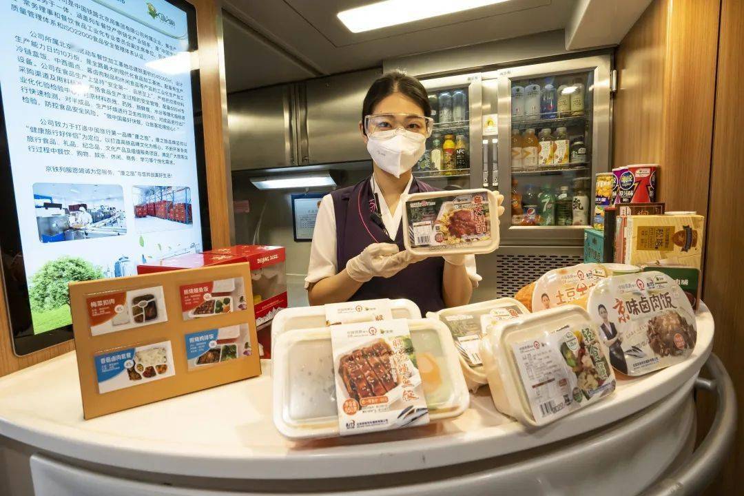 在高铁列车的餐车内,餐服人员正在销售照烧鳗鱼饭,意大利面,轻食,麻辣