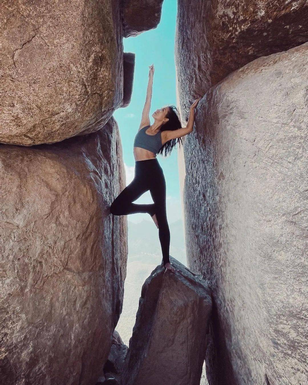 44岁富婆与教练海边玩托举,网友:阿姨,我不想努力了!_瑜伽_姐姐_肌肉