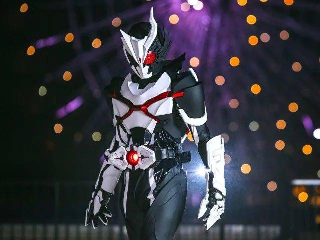 最近出现的假面骑士亚克千骑引起了一股"亚克涂装风