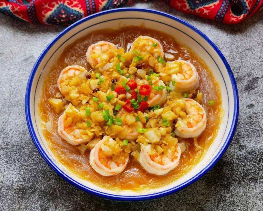 蒜蓉粉丝蒸虾仁●●●8. 成品.鲜香下饭.7. 时间到,撒点小香葱,出锅.