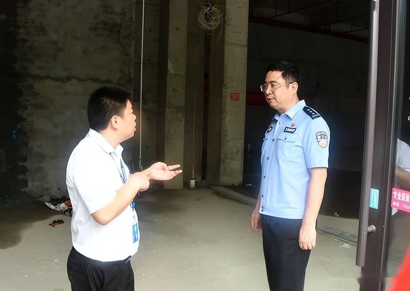 7月7日,常德公安交警直属四大队大队长曾伟带队深入辖区欢乐城商业圈