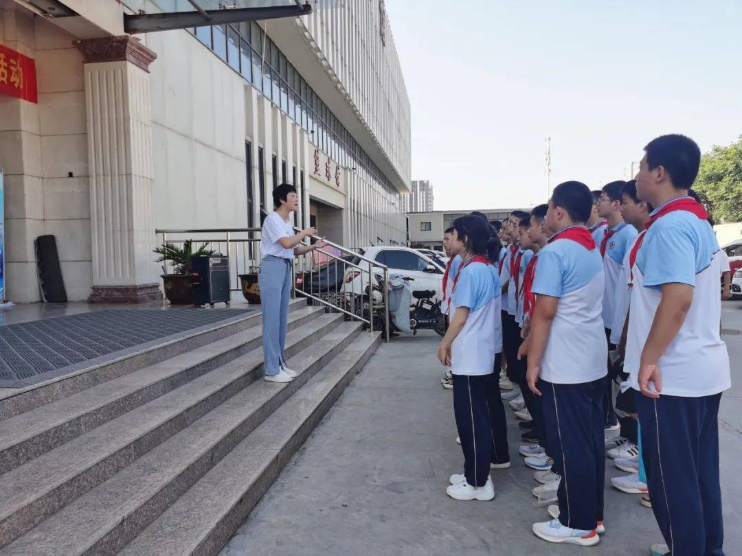 在菏泽一中游泳馆开展了"彩虹伞·守护菏苗"青少年防溺水教育实践活动