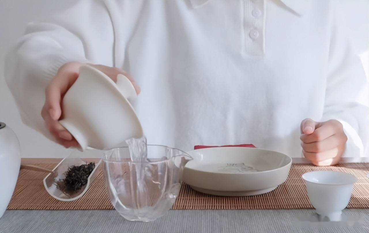 对于泡茶前要不要温杯洁具这个问题一直存在着很大的争议,其实这个