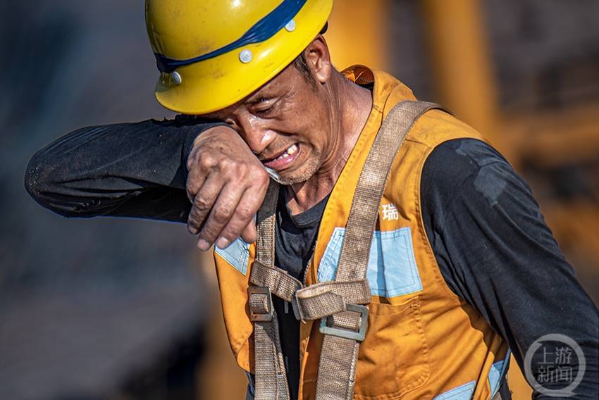 工人们奋战在施工一线,战高温斗酷暑,确保工程安全有序