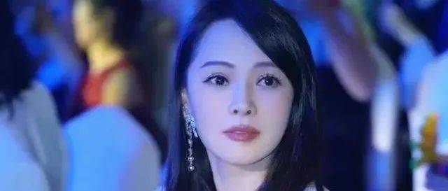 54岁伊能静现身纽约，住高档酒店玩自拍气质优雅，素颜出镜也很美_秦昊_生活_夜市