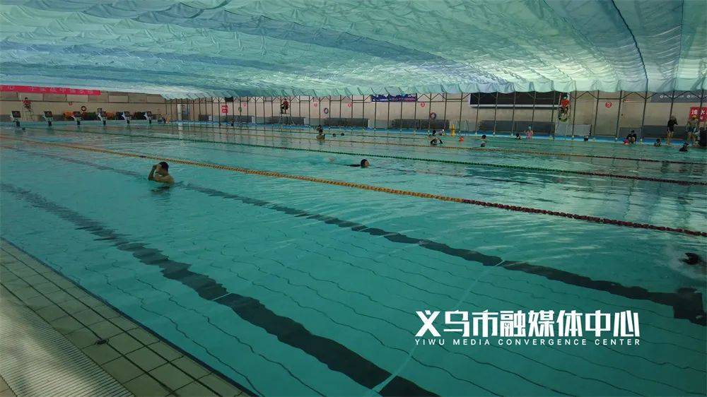 梅湖游泳中心01对几家游泳场所进行水质抽检义乌市卫生健康行政执法队