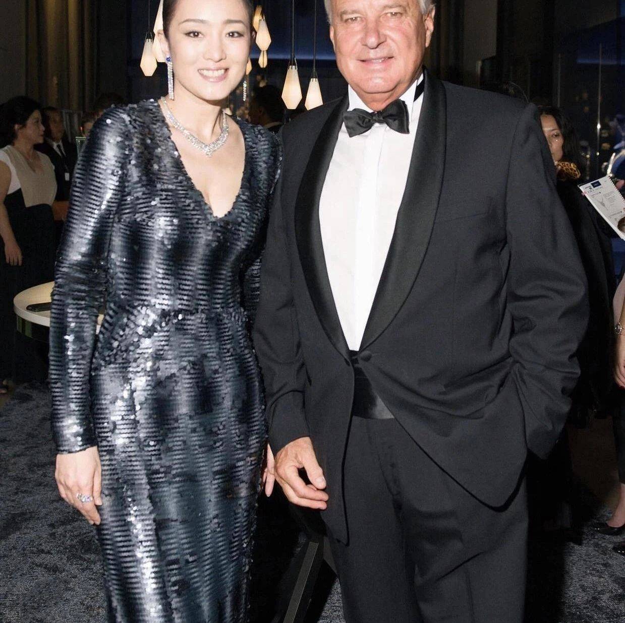 又被巩俐惊艳了,穿V领亮片连衣裙亮相,曲线优美就像大号美人鱼_设计_身材_巩皇