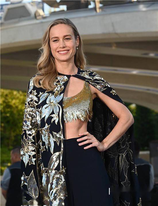 惊队布丽拉尔森现身巴黎马甲线清晰可见