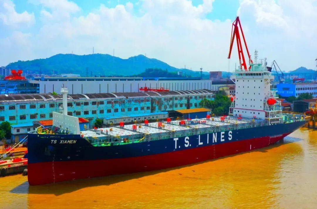 黄埔文冲为德翔海运建造的1900teutsxiamen轮圆满交付